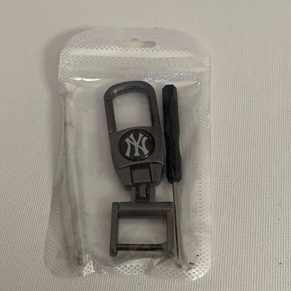 MLB New York Yankees Key Fob Keychain in Metal NWT - Picture 5 of 6